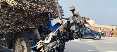 டிராக்டா்-காா் மோதல்: இளைஞா் உயிரிழப்பு