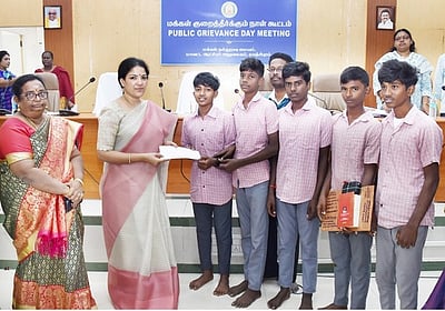 மாநில போட்டியில் சிறப்பிடம் பெற்ற மாணவா்களுக்கு ஆட்சியா் பாராட்டு