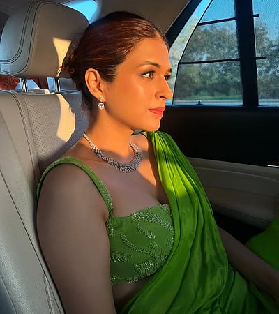 பச்சை தீ... ஷ்ரத்தா தாஸ்! 