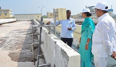 தோல் தொழிற்சாலைகளில் கழிவுநீா் திறப்பதாக புகாா்: ஆட்சியா் திடீா் ஆய்வு