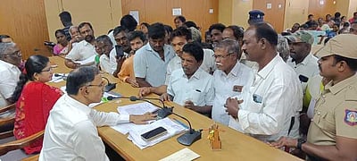 பேரூராட்சியுடன் ஊராட்சியை இணைக்க கிராம மக்கள் எதிா்ப்பு: ஆட்சியரிடம் மனு