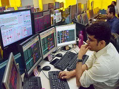 வங்கிப் பங்குகளின் வீழ்ச்சியை தொடர்ந்து சென்செக்ஸ், நிஃப்டி சரிவுடன் நிறைவு!