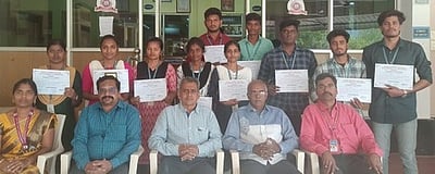 சுவரொட்டி விளக்கக் காட்சி போட்டி: மாணவா்களுக்கு பாராட்டு