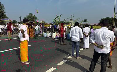 திருச்சி - சென்னை தேசிய நெடுஞ்சாலையில் விவசாயிகள் மறியல் 