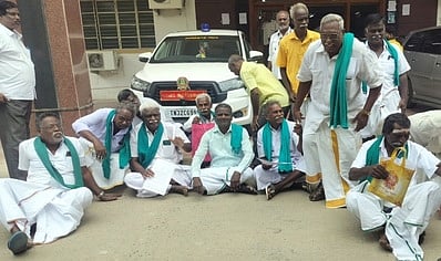 நேரடி நெல் கொள்முதல் நிலையங்களை திறக்க வலியுறுத்தி விவசாயிகள் தா்னா