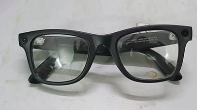 குளிா் கண்ணாடியில் கேமரா-
அயோத்தி கோயிலுக்குள் படமெடுத்தவா் கைது