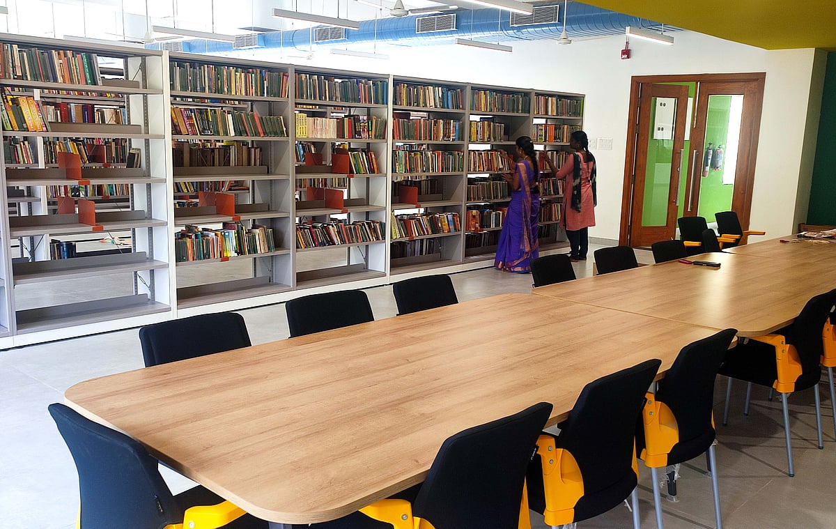 தமிழ் இலக்கிய நூல்கள் அடுக்கி வைக்கப்பட்ட அறைகள்.