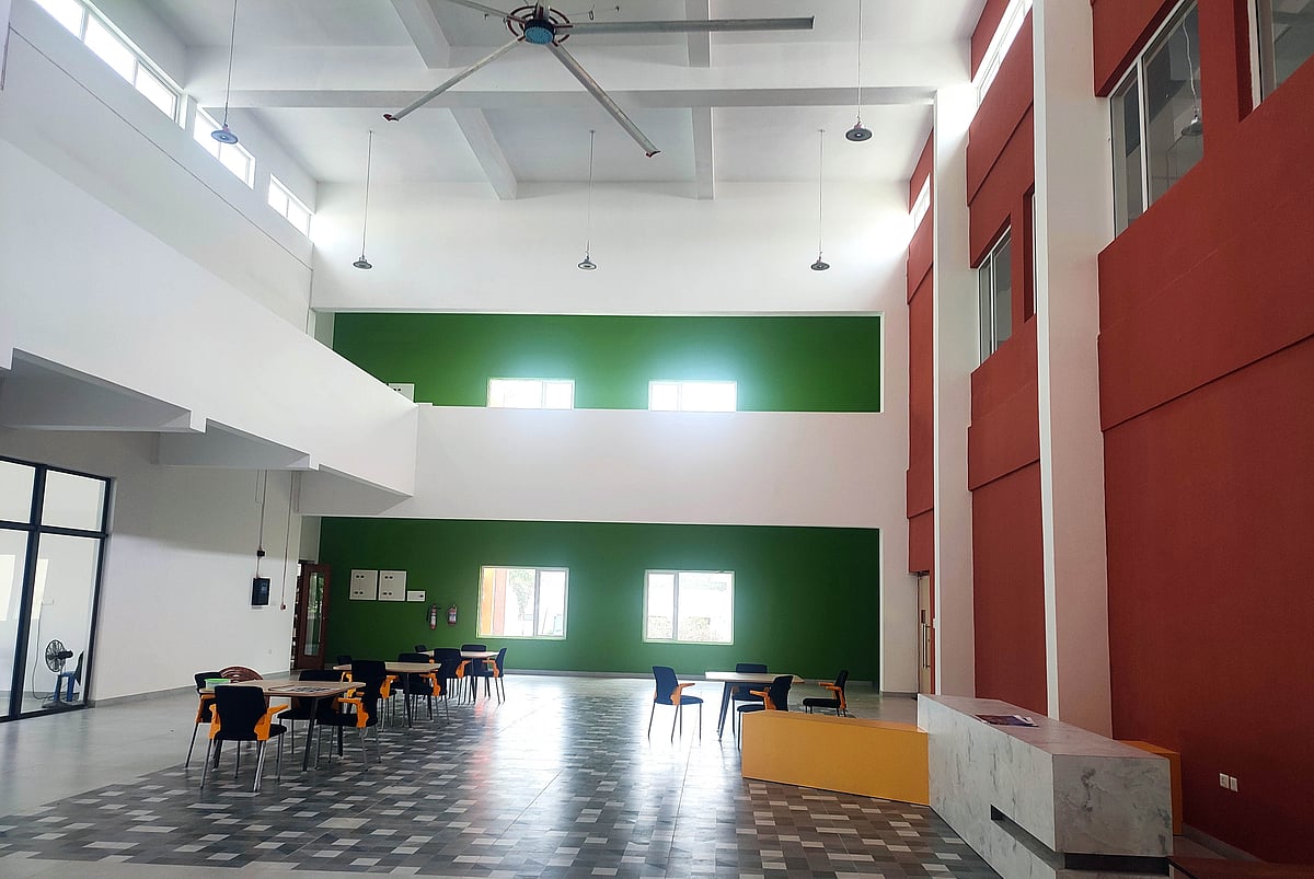 நூலகத்தின் வரவேற்பு அறை, வாசிப்பு மேஜைகள்.