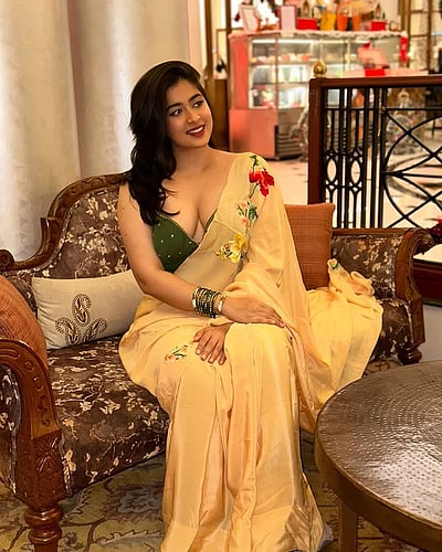 மஞ்ச காட்டு மைனா... நிகிதா சர்மா!