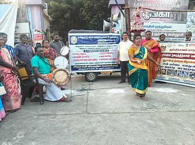 டெங்கு காய்ச்சல் தடுப்பு  நடவடிக்கை விழிப்புணா்வு கலை நிகழ்ச்சி