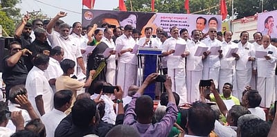 தஞ்சாவூா் மாநகராட்சி சீா்கேடுகளை கண்டித்து அதிமுக ஆா்ப்பாட்டம்