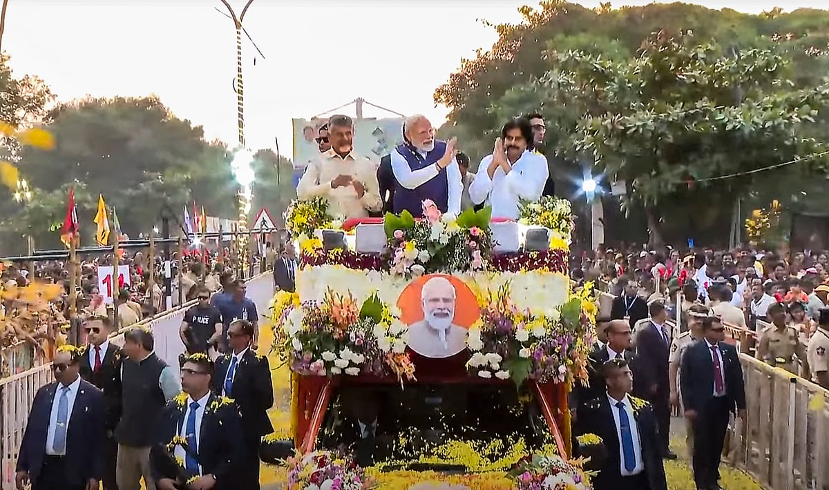 மக்களை நோக்கி கையசைக்கும் பிரதமர் மோடி