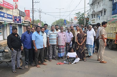 சாலையில் ஓடிய கழிவு நீா்: பொதுமக்கள் மறியல்