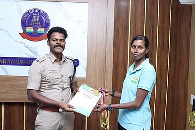 தடகள போட்டிகளில் வெற்றி: பெண் தலைமை காவலருக்கு பாராட்டு