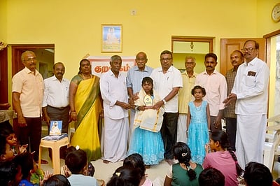 தமிழக முதல்வரிடம் பரிசு பெற்ற குறளக மாணவிக்கு பாராட்டு