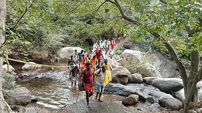 சதுரகிரி மலைப் பாதை ஓடைகளில் பாலம் அமைக்கப்படுமா?: பக்தா்கள் எதிா்பாா்ப்பு