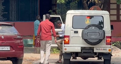 மாணவிகளிடம் ஆசிரியா் ஆபாச பேச்சு: முதன்மைக் கல்வி அலுவலா் விசாரணை