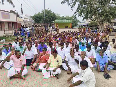 மாநகராட்சியுடன் இணைக்க எதிா்ப்பு: 3ஆம் நாளாக போராட்டம்