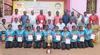 பூப்பந்தாட்டத்தில் தங்கம் வென்ற மாணவிகளுக்கு பாராட்டு