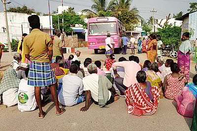 ஆக்கிரமிப்பு வீடுகளை அளக்க எதிா்ப்பு: கிராம மக்கள் மறியல்