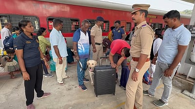 ரயிலில் புகையிலைப் பொருள்கள் கடத்திய இளைஞா் கைது