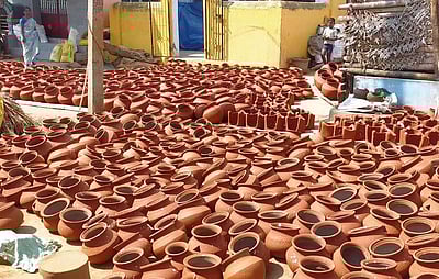 வாழப்பாடி அருகே பொங்கல் பண்டிகைக்கு தயாராகும் மண் பானைகள்!