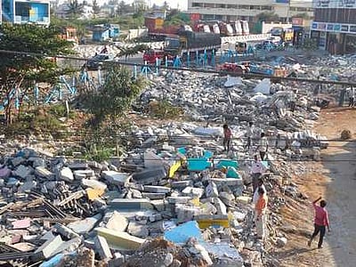 ஒசூா் மாநகராட்சியில் ஆக்கிரமிப்புகள் அகற்றம்: ரூ. 50 கோடி நிலம் மீட்பு