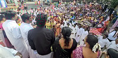 புதுச்சேரியில் அதிமுக ஆா்ப்பாட்டம்