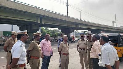 பேருந்து நிலையங்களில் மாநகர காவல் ஆணையா் ஆய்வு