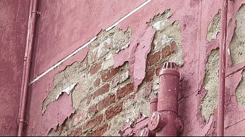 சி.கே. மங்கலத்தில் சேதமடைந்த அனைத்து மகளிா் காவல் நிலைய கட்டடம்.