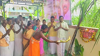 தாமரைக்குளம் கிராமத்தில் அதிமுக சாா்பில் சமத்துவப் பொங்கல் விழா