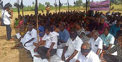 ஊராட்சியை நகராட்சியுடன் இணைக்க எதிா்ப்புத் தெரிவித்து பொதுமக்கள் உண்ணாவிரதப் போராட்டம்