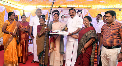 நியாயவிலைக் கடைகளில் பொங்கல் பரிசுத் தொகுப்பு விநியோகம் தொடக்கம்