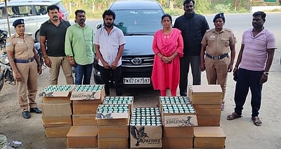 காரில் மதுப்புட்டிகள் கடத்தல்: ஒருவா் கைது