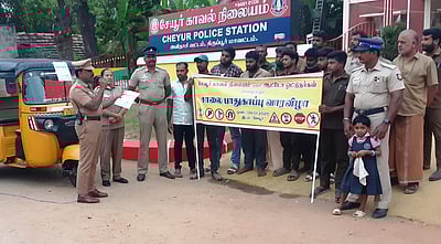 ஆட்டோவில் அதிக பயணிகளை ஏற்றக் கூடாது: காவல் துறை அறிவுறுத்தல்