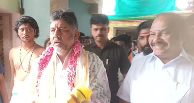 மாநிலங்களுக்கு நிதி வழங்காமல் மத்திய அரசு புறக்கணிக்கிறது என்றாா் கா்நாடக மாநில துணை முதல்வா் சிவக்குமாா். 