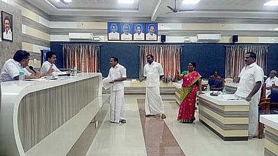 எடப்பாடி நகா்மன்றக் கூட்டம்: திமுக -அதிமுக உறுப்பினா்கள் விவாதம்