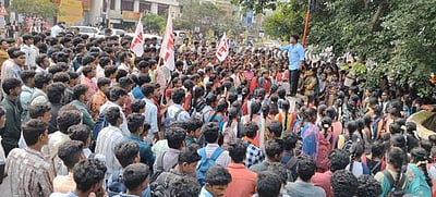 துணைவேந்தா் நியமனத்தில் புதிய முறையை கண்டித்து நகல் எரிப்பு போராட்டம்