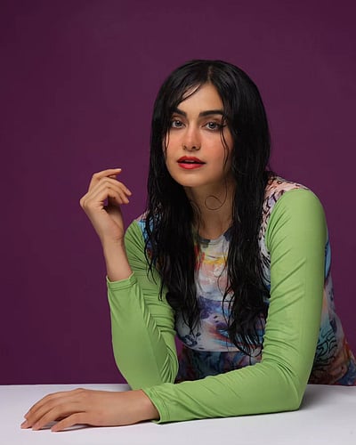 மௌனமே மொழியா.. அதா ஷர்மா!