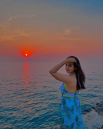 சூரிய ஒளி முத்தங்கள்.. அபர்ணா தாஸ்!