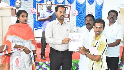 மனுநீதி நாள் முகாமில் நலத்திட்ட உதவிகள் அளிப்பு