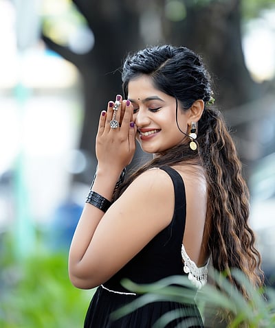 வெட்கம் பூக்கும்... செளந்தர்யா ரெட்டி!