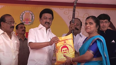 பொங்கல் தொகுப்பு விநியோகம்: முதல்வர் ஸ்டாலின் தொடங்கி வைத்தார்!