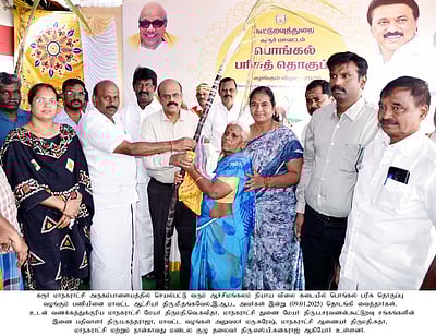 3.32 லட்சம் குடும்ப அட்டைதாரா்களுக்கு பொங்கல் பரிசுத் தொகுப்பு வழங்கப்படும்: கரூா் ஆட்சியா் பேச்சு