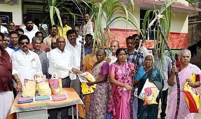 விழுப்புரம் மாவட்டத்தில் பொங்கல் பரிசுத் தொகுப்பு விநியோகம் தொடக்கம்