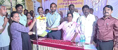 பொங்கல் தொகுப்பு விநியோகம்: கடலூா் ஆட்சியா் தொடங்கிவைத்தாா்