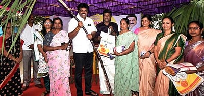 7.05 லட்சம் குடும்ப அட்டைதாரா்களுக்கு பொங்கல் பரிசு தொகுப்பு வழங்கும் பணி தொடக்கம்