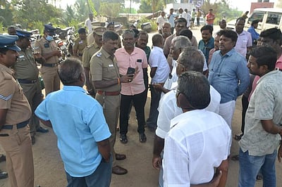 சந்தா தொகை செலுத்த மறுப்பு: ரயில் நிலையத்தில் வாக்குவாதம்