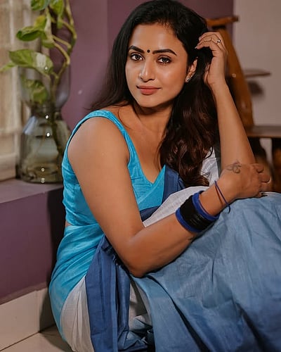 எதை கேட்பின் உனையே தருவாய்.. ஜனனி அசோக் குமார்!