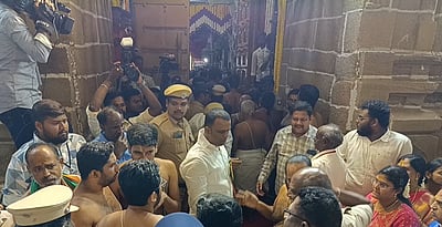 காஞ்சிபுரம்: யார் திவ்ய பிரபந்தம் பாடுவது? மீண்டும் வடகலை-தென்கலை பிரச்னை!